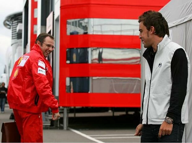 Titel-Bild zur News: Fernando Alonso, Stefano Domenicali (Teamchef)