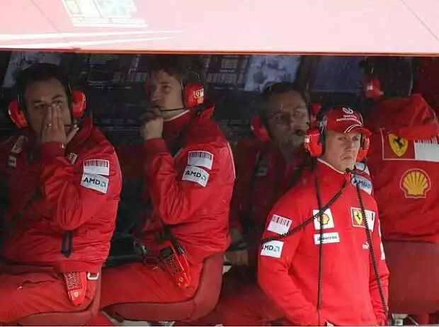 Michael Schumacher am Ferrari-Kommandostand Titel-Bild zur News: Michael Schumacher am Ferrari-Kommandostand