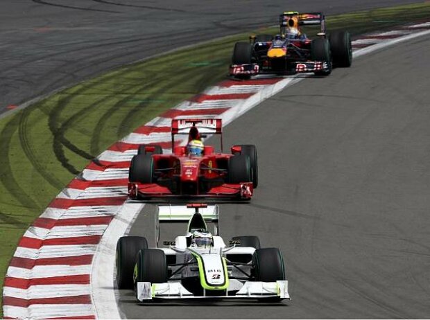 Titel-Bild zur News: Jenson Button vor Felipe Massa