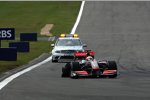 Lewis Hamilton (McLaren-Mercedes), verflogt vom Medical-Car