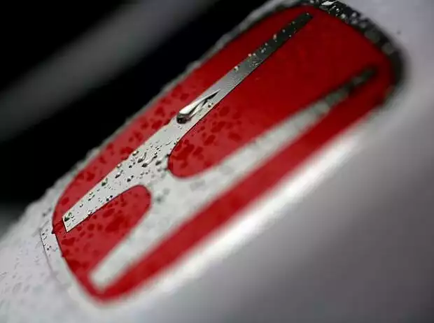 Honda Logo im Regen Titel-Bild zur News: Honda Logo im Regen