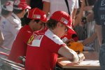 Kimi Räikkönen (Ferrari) schreibt Autogramme