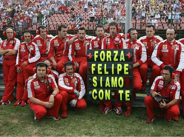 Titel-Bild zur News: Crew von Felipe Massa