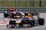 Mark Webber (Red Bull) vor Heikki Kovalainen (McLaren-Mercedes) 