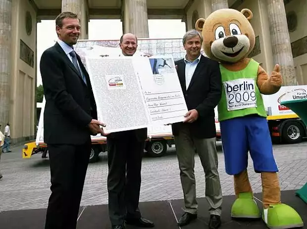 Toyota größte Postkarte Titel-Bild zur News: Toyota größte Postkarte