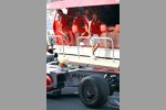 Michael Schumacher (Ferrari) am Kommandostand, unten Lewis Hamilton (McLaren-Mercedes) 