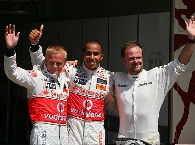 Titel-Bild zur News: Heikki Kovalainen, Lewis Hamilton und Rubens Barrichello