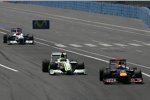 Mark Webber (Red Bull) vor Jenson Button (Brawn) 