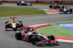Heikki Kovalainen (McLaren-Mercedes) vor Fernando Alonso (Renault) 