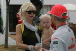 Gwen Stefani mit Söhnchen Zuma und Heikki Kovalainen (McLaren-Mercedes) 