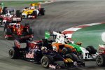 Adrian Sutil (Force India) wehrt sich gegen Jaime Alguersuari (Toro Rosso)