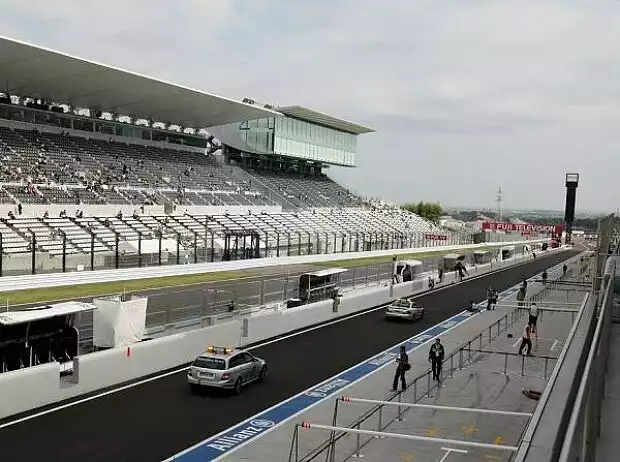 Titel-Bild zur News: Boxengasse und Haupttribüne in Suzuka