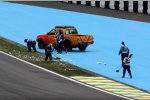 Säuberungsarbeiten auf der Strecke, nachdem Romain Grosjean (Renault) ein Schild zerstörte