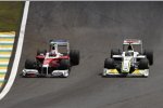 Kamui Kobayashi (Toyota) und Jenson Button (Brawn)