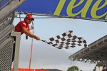 Felipe Massa (Ferrari) schwenkt die Zielflagge