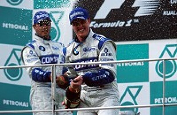 Ralf Schumacher und Juan-Pablo Montoya auf dem Podium