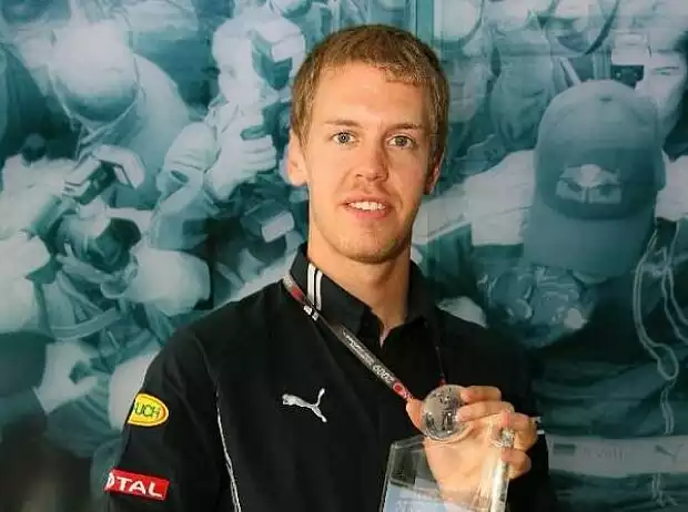 Sebastian Vettel mit dem Motorsport-Total.com-Award 2008 Titel-Bild zur News: Sebastian Vettel mit dem Motorsport-Total.com-Award 2008
