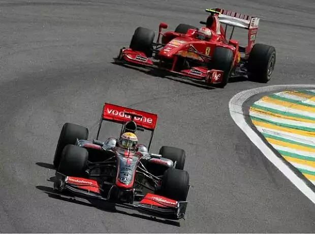 Titel-Bild zur News: Lewis Hamilton vor Kimi Räikkönen