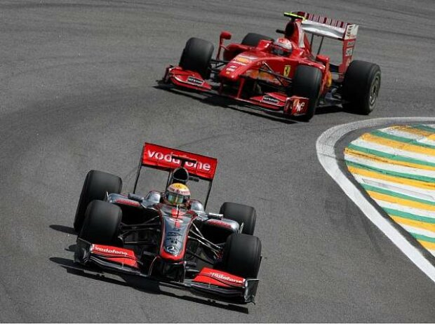 Titel-Bild zur News: Lewis Hamilton vor Kimi Räikkönen