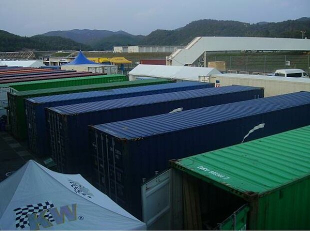 Container im Fahrerlager Container im Fahrerlager