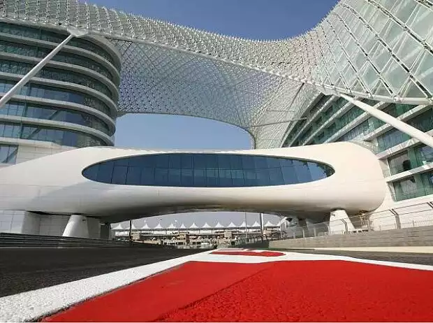 Durchfahrt unter dem Yas-Marina-Hotel Titel-Bild zur News: Durchfahrt unter dem Yas-Marina-Hotel