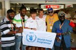 Kamui Kobayashi und Jarno Trulli (Toyota) werben für das World Food Programme der Vereinten Nationen