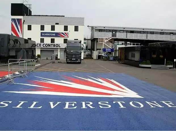 Titel-Bild zur News: Eingang zum Paddock in Silverstone