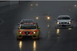 Gabriele Tarquini (SEAT) vor Andy Priaulx (BMW Team UK) und Jörg Müller (BMW Team Germany)