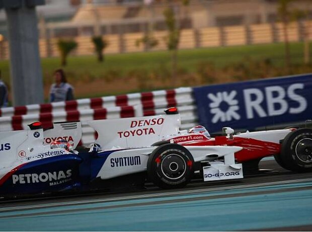 Jarno Trulli vor Robert Kubica Jarno Trulli vor Robert Kubica