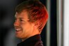 Bild zum Inhalt: Vettel nimmt Gottschalk auf den Arm