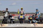 Die neuen Weltmeister: Hiroshi Aoyama (250 ccm), Valentino Rossi (MotoGP) und Julian Simon (125 ccm)