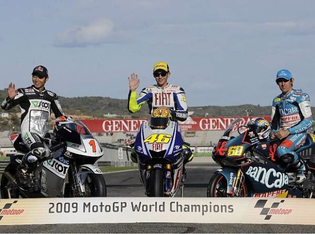 Hiroshi Aoyama und Valentino Rossi und Julian Simon Hiroshi Aoyama und Valentino Rossi und Julian Simon