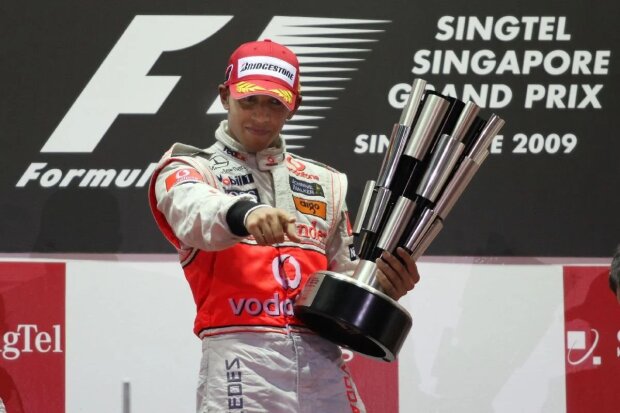 Lewis Hamilton McLaren-Mercedes Vodafone McLaren Mercedes F1 ~Lewis Hamilton freut sich über den Sieg im Nachtrennen - und den insgesamt dritten Sieg eines KERS-Autos in der Formel 1~ 