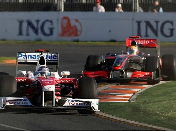 Jarno Trulli vor Lewis Hamilton