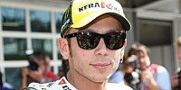 Bild zum Inhalt: Rossi gibt sein Rundstreckendebüt auf vier Rädern