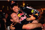 Darling von Teamchef Christian Horner: Sebastian Vettel konnte sich nach seinem Sieg in Abu Dhabi trotz des bereits zuvor verlorenen WM-Titels wieder richtig freuen