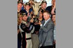 NASCAR-Chef Brian France übergibt den Meisterpokal an Jimmie Johnson (Hendrick) 