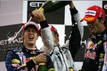 Jenson Button auf dem Podium in Abu Dhabi: Zum Abschluss noch einmal eine Champagnerdusche für Titelrivale Sebastian Vettel