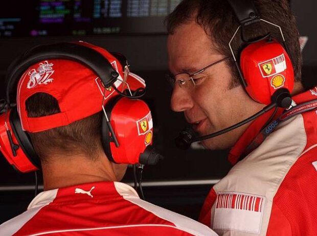 Titel-Bild zur News: Stefano Domenicali (Teamchef), Michael Schumacher