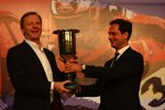 Eurosport-Vizepräsident Jacques Raynaud übergibt den Pokal für WM-Platz drei an Wayne Brannon (Chevrolet)