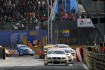 Augusto Farfus vor Jörg Müller (BMW Team Germany) und dem Starterfeld in Macao