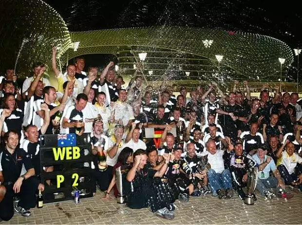 Jubelndes Red-Bull-Team Titel-Bild zur News: Jubelndes Red-Bull-Team