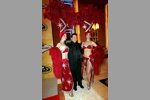 Tony Stewart (SHR) mit zwei Las-Vegas-Girls