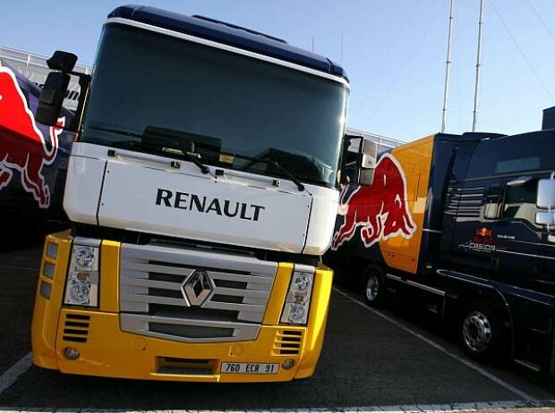 Titel-Bild zur News: Renault- und Red-Bull-Trucks