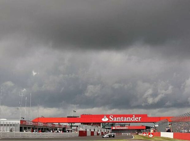 Titel-Bild zur News: Dunkle Wolken über Silverstone