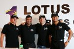 Heikki Kovalainen, Tony Fernandes, Jarno Trulli und Fairuz Fauzy (Lotus)