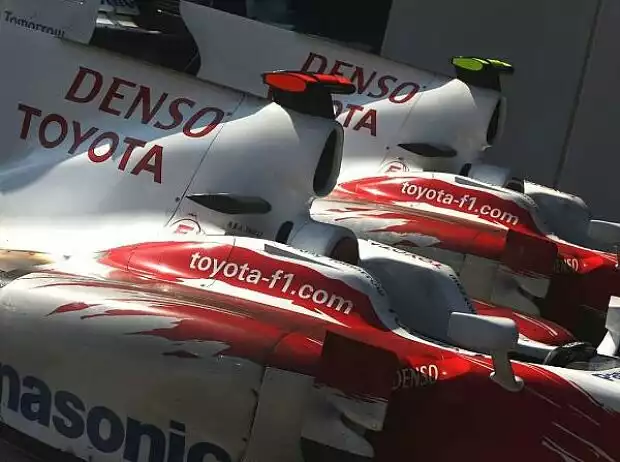 Die 2009er-Autos von Jarno Trulli und Timo Glock Titel-Bild zur News: Die 2009er-Autos von Jarno Trulli und Timo Glock
