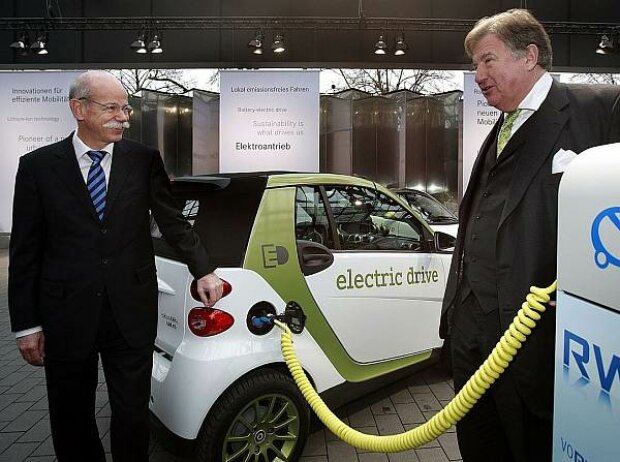 Titel-Bild zur News: Dieter Zetsche (l.), Daimler AG, Jürgen Großmann, RWE AG, vor dem smart fortwo electric drive