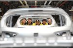 Yvan Muller, Tiago Monteiro, Gabriele Tarquini, Jordi Gené und Rickard Rydell (SEAT) in der Produktionsstraße