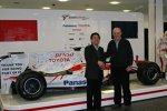 Handshake zwischen Toyotas Yoshiaki Kinoshita und Zoran Stefanovic